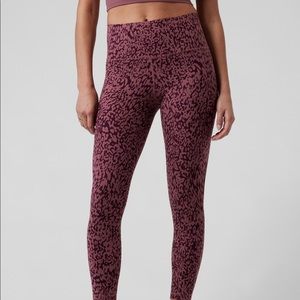 Athleta salutation stash pocket 7/8 leggings. Like new condition.